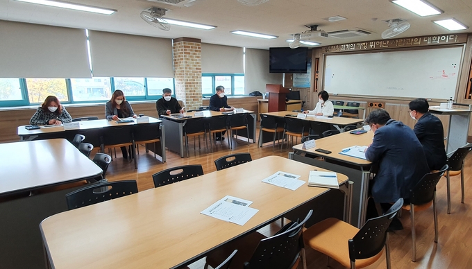 학교 시설공사와 관련한 소통위원회가 제물포중학교에서 진행됐다. ( 사진 = 인천교육청 제공 )