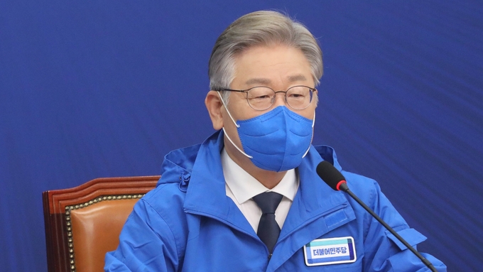 불어민주당 이재명 대선 후보가 3일 오전 국회에서 열린 중앙선거대책위원회의에서 발언하고 있다. (사진=국회사진기자단/연합뉴스)