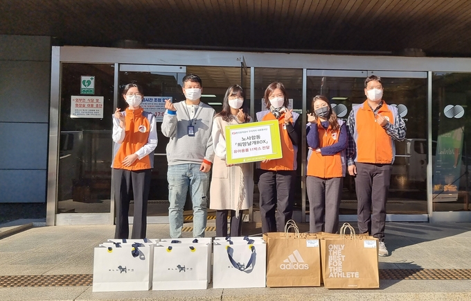 한국전력공사 구리지사는 지난달 28일 남양주시복지재단 산하 서부희망케어센터에 아동 겨울 점퍼 11벌(140만 원 상당)을 전달했다.(사진=남양주시 제공)