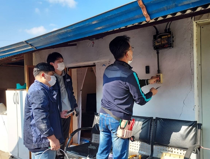 경기도일자리재단 경기도기술학교가 3일 양평군 서종면에서 취약계층 노후 가구 보수를 위한 기술 재능기부 봉사활동을 하고 있다. (사진= 경기도 제공)