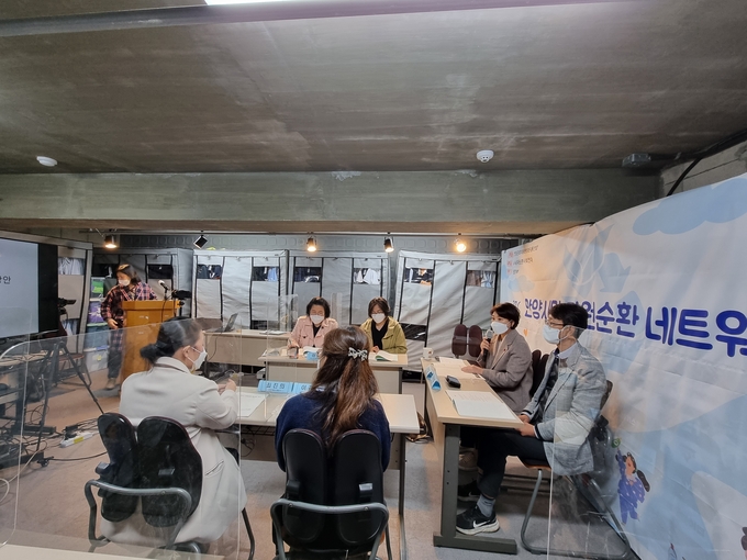 안양시의회 최병일 보사환경위원장 시민단체와 자원순환 정책토론회를 갖고 있다.