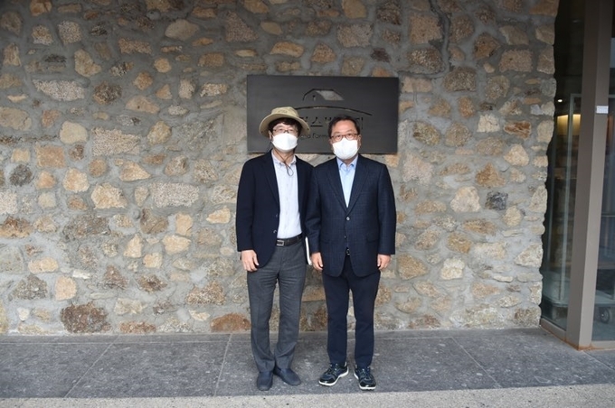 조광한 남양주시장이 류영기 상하농원 대표이사와 기념촬영을 하고 있다(사진=남양주시 제공)