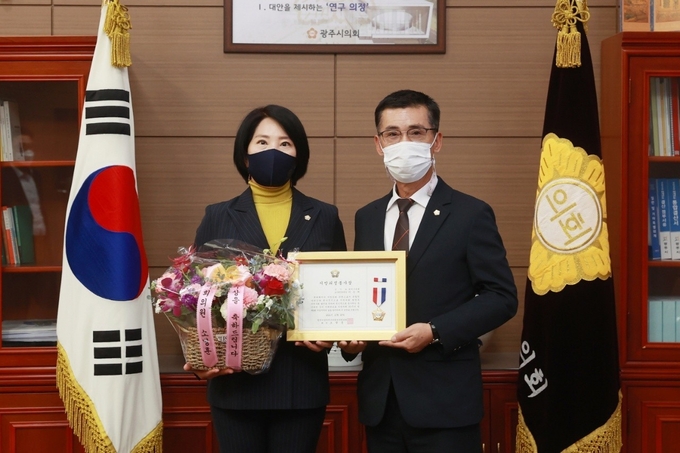  전국시군자치구의회의장협의회 지방의정봉사상을 수상한 이은채 의원(좌측)이 임일혁 의장과 기념하고 있다. (사진=광주시의회 제공)