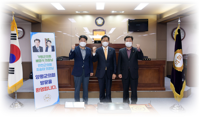 전진선 양평군의회 의장(사진 가운데)과 배영식 가평군의회 의장(오른쪽), 최숭태 연천군의회 의장(왼쪽)이 양평군의회 본회의장 의장석 앞에서 기념촬영을 하고 있다. (사진=양평군의회 제공)