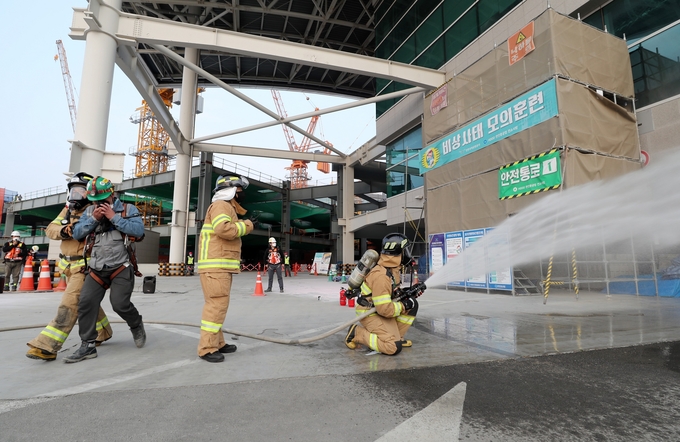 인천국제공항 4단계 건설현장에서 화재대응 합동훈련이 진행되고 있다. ( 사진 = 인천공항공사 제공 )