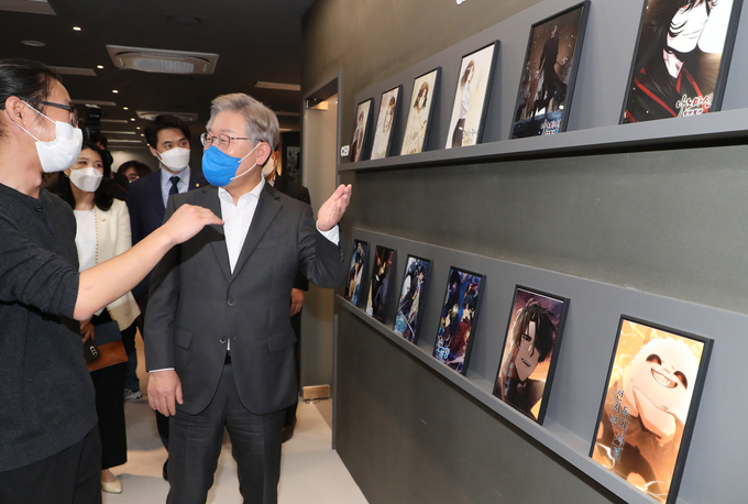 더불어민주당 이재명 대선 후보가 3일 오후 경기도 부천테크노밸리 U1센터에서 진행된 'K-웹툰의 역사를 다시 쓰는 웹툰 작가들과 만나다' 간담회에 참석해 웹툰 작업공간을 둘러보고 있다. (사진=국회사진기자단/연합뉴스)