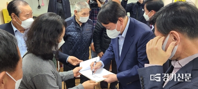 윤 후보가 송우6리 마을회관 방명록에 서명하고 있다. (사진=문석완 기자)