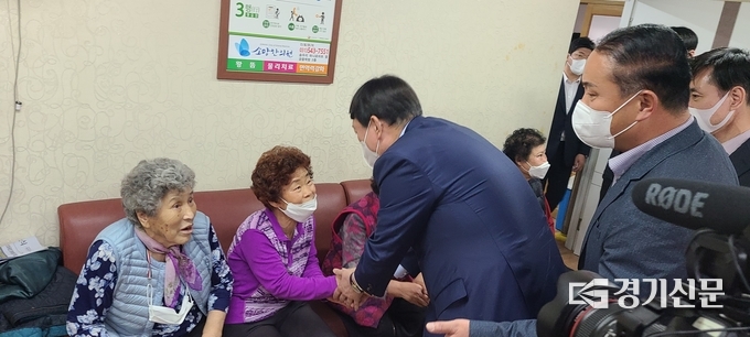 윤 후보가 송우6리 경로당의 어르신들께 인사하고 있다. (사진=문석완 기자)