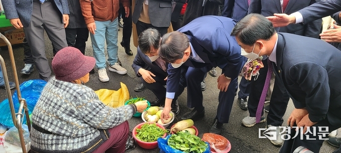 윤 후보가 나물 한 바구니의 가격을 묻고 있다. (사진=문석완 기자)