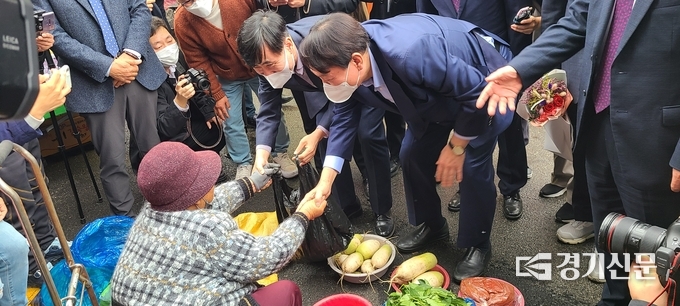 윤석열 후보가 한 상인의 손을 잡고 안부를 묻고 있다. (사진=문석완 기자)