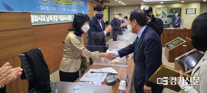 박윤국 포천시장이 박윤경 NH농협 포천시지부장에게 위촉장을 수여하고 있다. 박윤경 지부장은 위원들의 호선으로 부위원장으로 선임되었다. (사진=문석완 기자)