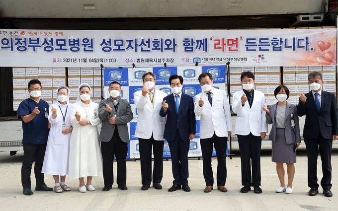 안병용 의정부시장(사진 오른쪽 다섯번째)과 한창희 원장을 비롯한 가톨릭대 의정부성모병원 관계자들이 기념촬영을 하고 있다. (사진=의정부시 제공)