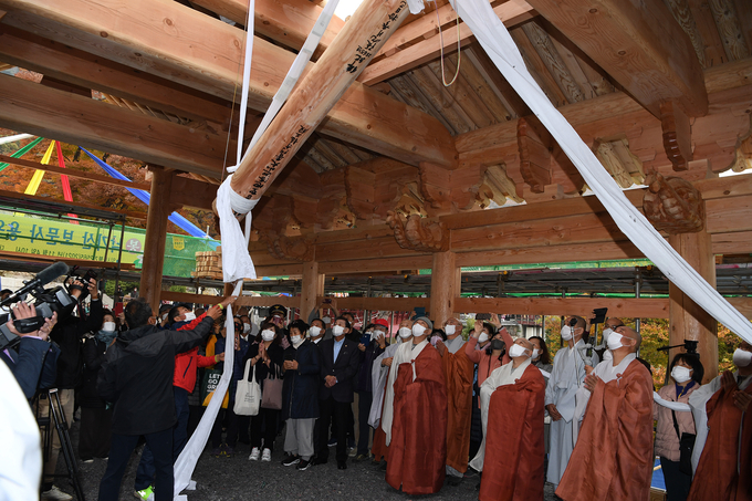 4일 보문사에서 진행된 용왕전 상량식을 유천호 강화군수와 불교계 관계자 등 참석자들이 지켜보고 있다. ( 사진 = 강화군 제공 )