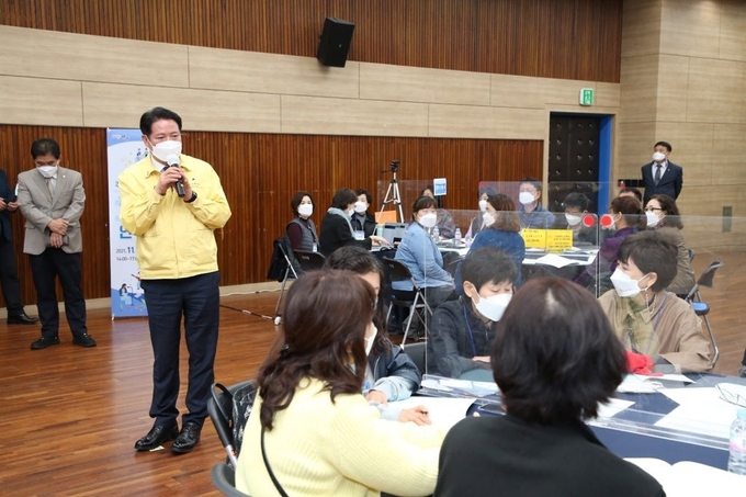 안양시가 4일 개최한 하반기 주민참여 원탁회의에서 최대호 시장이 인사말을 하고 있다. (사진=안양시 제공)