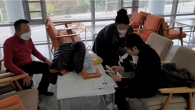 남양주남부경찰서 실종수사팀 사무실에서 1997년에 헤어진 강순심(가명, 62세)씨와 가족이 24년 만에 극적인 상봉을 했다. (사진=남양주남부경찰서 제공)