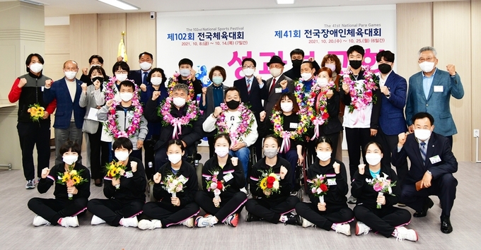 전국체전 및 장애인대회 참가자들과 최종환 시장, 한양수 의회의장 등이 기념촬영을 하고 있다. (사진=파주시 제공)