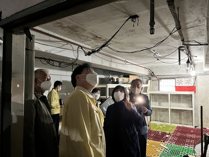 이종구 광명시 부시장은 광명동 지역을 방문해 국가안전대진단 대상 시설물 중 공동주택 한 곳을 점검했다.(사진=광명시 제공)<br>