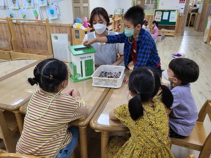 광명시 국공립어린이집 어린이들의 참여로 3톤의 폐건전지를 수거했다.(사진=광명시 제공)