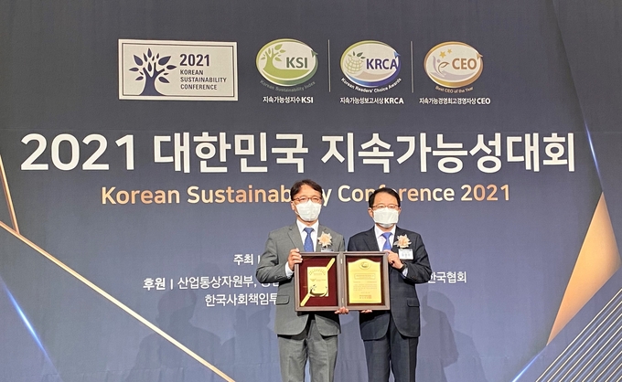 ‘2021 대한민국 지속가능성 대회’에서 양화열 인천공항공사 경영평가팀장이 상패 수여후 강명수 한국표준협회장과 기념촬영을 하고 있다. ( 사진 = 인천공항공사 제공 )