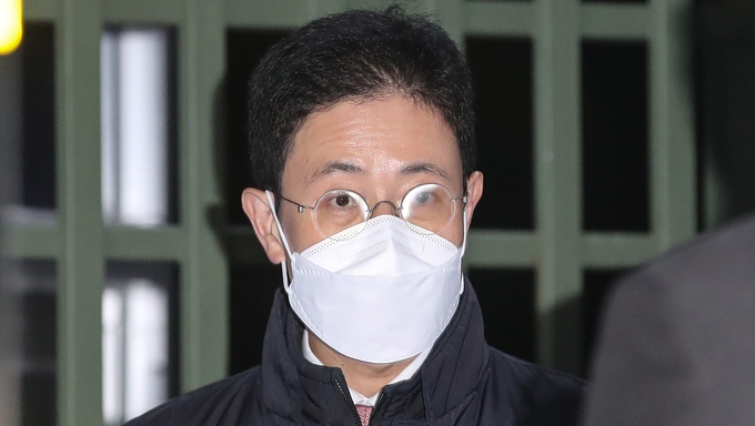 '고발 사주' 의혹의 핵심 인물인 손준성 대구고검 인권보호관이 10월 27일 오전 고위공직자 범죄수사처(공수처)가 청구한 구속영장이 기각된 뒤 대기하던 경기도 의왕 서울구치소에서 빠져나오고 있다. (사진=연합뉴스/자료사진)