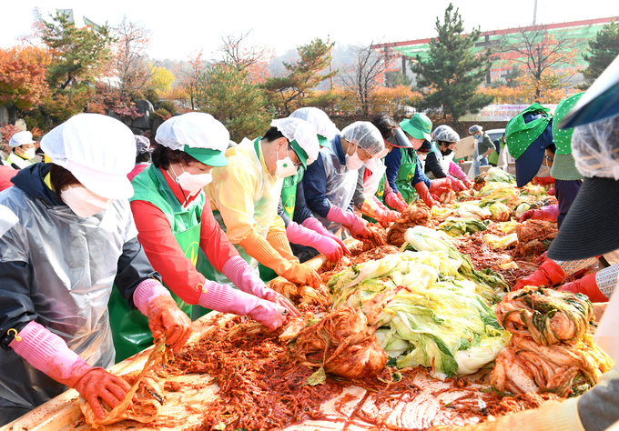 파주시 새마을회 회원들이 사랑의 김장을 담그고 있다.(사진=파주시 제공)