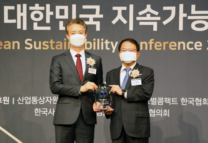 한국지역난방공사 탁현수 부사장이 김명수 한국표준협회 회장과 기념촬영을 하고 있다. (사진=한국지역난방공사 제공)