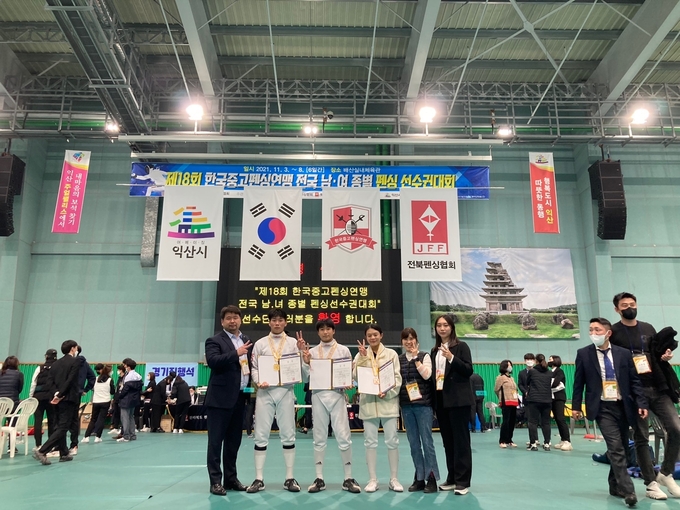 7일 전북 익산시 배산실내체육관에서 열린 제18회 한국중고펜싱연맹 전국남녀종별펜싱선수권대회 남녀중등부 에뻬 개인전에서 입상한 경기 화성 발안중 선수들이 코칭스태프와 기념촬영을 하고 있다. 왼쪽부터 발안중 김승섭 코치, 남중 에뻬 1위 김도현, 남중 에뻬 2위 남가현, 여중 에뼤 3위 최재은, 김은희 감독, 윤진희 코치. (사진=경기도펜싱협회 제공)