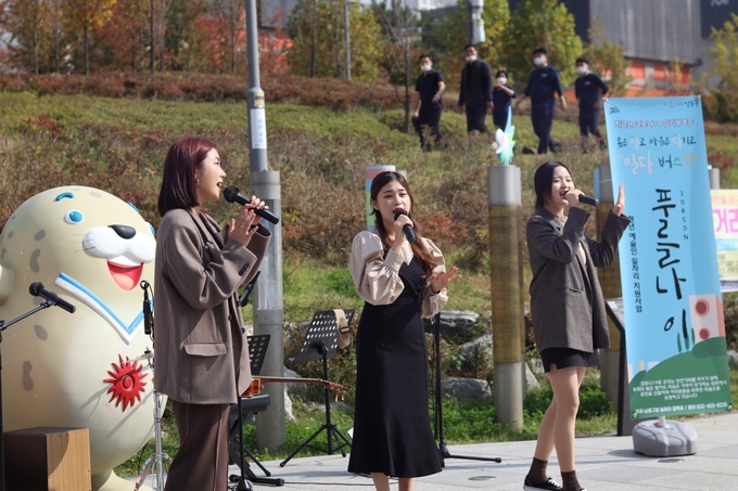 남동구 푸를나이 잡콘팀이 공연을 펼치고 있다. ( 사진 = 남동구 제공 )