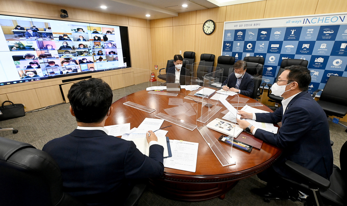 박남춘 시장이 11월 실국장회의를 주재한 자리에서 각 부서장들과 의견을 나누고 있다. ( 사진 = 인천시 제공 )