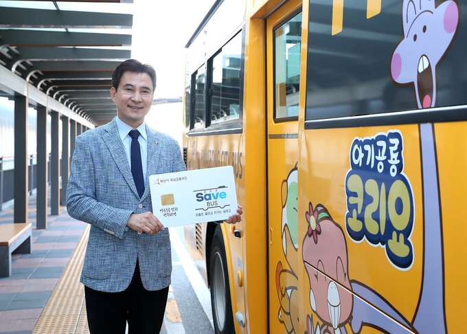 화성시가 수도권에서 첫 시행한 무상교통 제도가 시행 1년을 맞았다. 서철모 화성시장이 화성시 무상교통카드를 홍보하고 있다. (사진=화성시 제공)