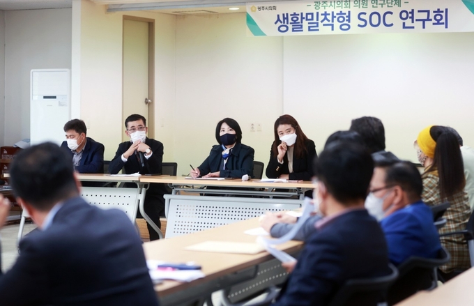 광주시의회 이은채 대표의원을 비롯해 임일혁 의장, 동희영 의회운영위원장,등 주민들이 부족한 어린이 놀이시설의 확충방안등에 대해 의견을 나누고 있다. (사진=광주시의회 제공)