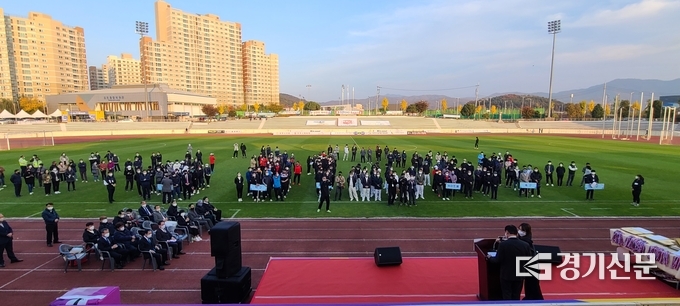 축구경기가 끝난 후 선수들과 내빈들이 참석한 시상식이 열리고 있다. (사진=문석완 기자)