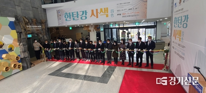 개막식 참석자들이 테이프 컷팅식을 하고 있다. (사진=문석완 기자)