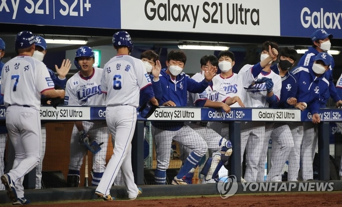 지난 22일 오후 대구 삼성라이온즈파크에서 열린 '2021 프로야구 신한은행 SOL KBO리그' 삼성 라이온즈와 SSG 랜더스의 경기, 5회 말 2사 주자 만루에서 타석에 선 삼성 강민호가 3적 적시타를 치자 삼성 선수들이 기뻐하고 있다. (사진=연합뉴스)