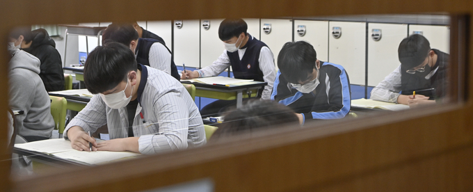 교육부는 비상계획 조치가 발동해도 18일 예정된 2022학년도 대학수학능력시험을 예정대로 치른다고 밝혔다. (사진=경기신문 DB)