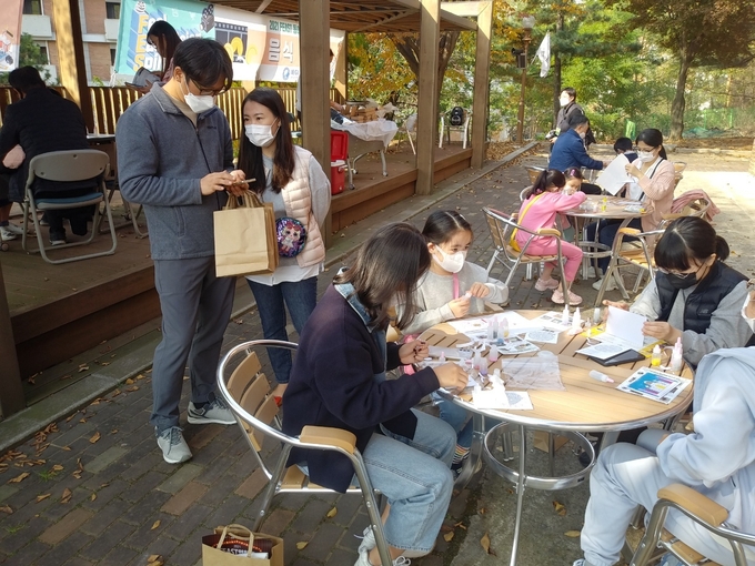 인도영화제에 참가한 학생들이 문화체험을 하고 있다. ( 사진 = 인천교육청 제공 )