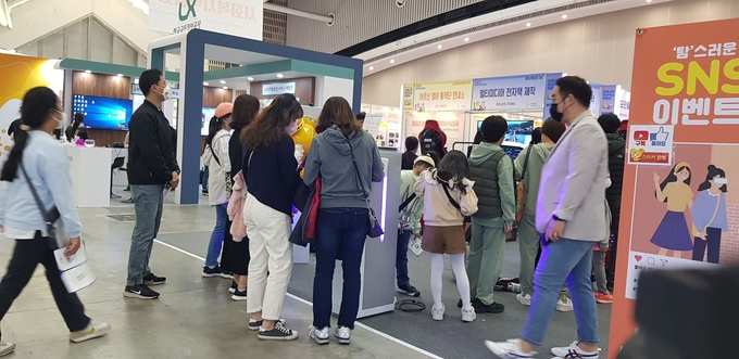 연수구 유네스코 학습도시 국제회의 박람회에 전시된 디지탈웨어 제품을 방문객들이 체험하고 있다.