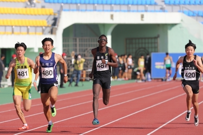 한국 육상 남자 단거리 유망주 비웨사(오른쪽 두 번째). (사진=대한육상연맹 제공)