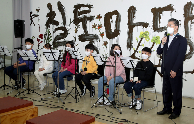홍인성 중구청장이 마을학교 전시회에서 인사말을 하고 있다. ( 사진 = 중구 제공 )