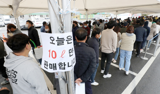  9일 전북 익산시 실내체육관 앞에 요소수를 구입하려는 시민들이 대기해 있다. 전북 익산시와 호남 유일의 요소수 생산업체인 아톤산업은 이날부터 지역민에게 요소수를 직접 판매하기로 했다. 토·일요일·공휴일을 제외한 평일 오전 10시부터 오후 4시까지 요소수를 판매한다. (사진=연합뉴스/자료사진)