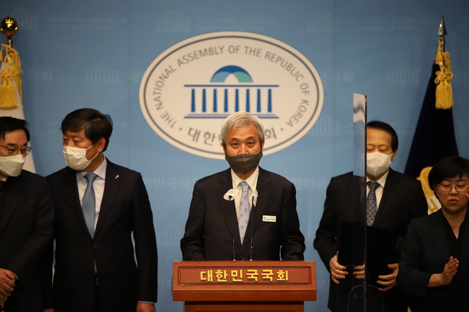 경기도시장군수협의회 곽상욱 회장(오산시장)이 위드코로나 시대에 일상회복을 위한 예산편성을 요구하는 성명서를 발표하고 있다. (사진=오산시 제공)
