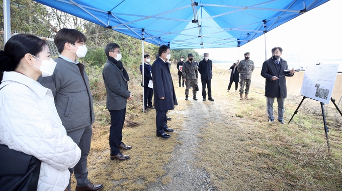 국민권익위와 군부대, 관련 기관 관계자들이 동막초소 관련 설명을 듣고 있다. ( 사진 = 인천경제청 제공 )
