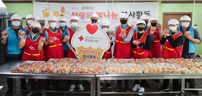 한국마사회 서울경마처와 한국경마기수협회 구성원들이 사랑의 빵나눔 봉사활동을 펼쳤다. (사진=한국마사회 제공)