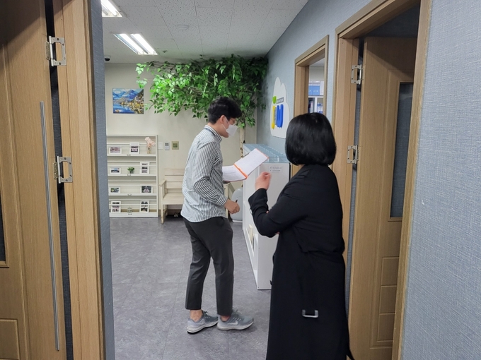 교육지원청관계자가 학원에 대한 특별 방역점검을 하고 있다. (사진=파주교육지원청 제공)