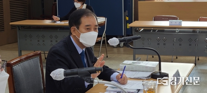 박윤국 포천시장이 보고를 들은 후 업무 지시를 하고 있다. (사진=문석완 기자)