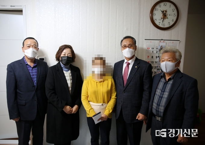 민주평화통일 자문회의 포천시 협의회(회장 양주승)가 탈북민 위기 가정에 성금을 전달했다. (사진=포천경찰서 제공)
