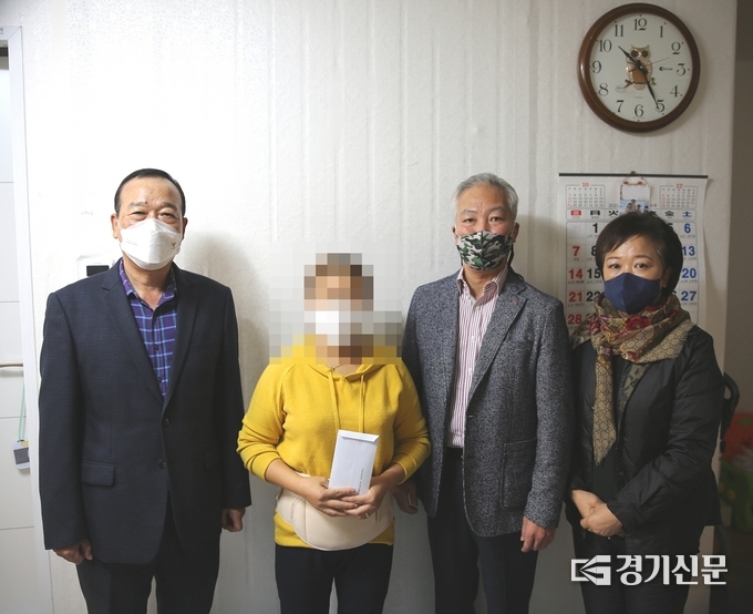 포천경찰서 안보자문협의회(회장 김병균)가 탈북민 위기 가정에 성금을 전달했다. (사진=포천경찰서 제공)