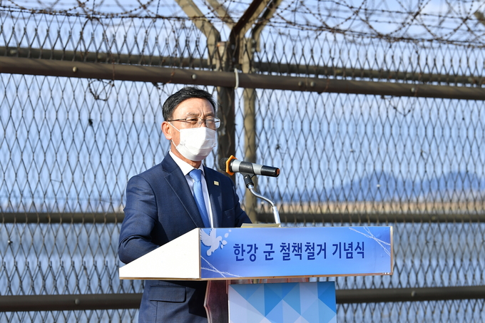 10일 열린 한강 군 철책철거 기념식에서 정하영 김포시장이 인사말을 하고 있다. (사진=김포시 제공)