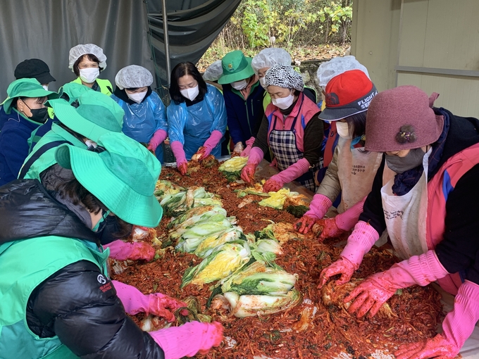 불은면 여성단체 3곳 회원들이 어려운 이웃들에게 전달할 김장을 담그고 있다. ( 사진 = 강화군 제공 )