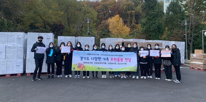 구리시는 10일 구리시 여성행복센터 주차장에서 ‘지파운데이션(대표 박충관)’에서 저소득 한부모와 미혼모·부자 가족을 위한 후원품 전달식을 가졌다.(사진=구리시 제공)